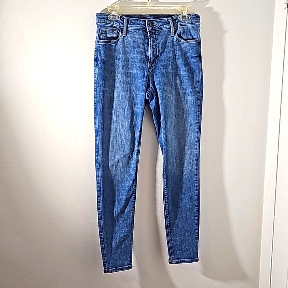 Old Navy super skinny high-rise jeans. Size 8 Inseam is 28". Good used condition